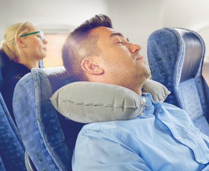 Quelle est la meilleure façon de maintenir une bonne posture pour bien dormir en avion ?