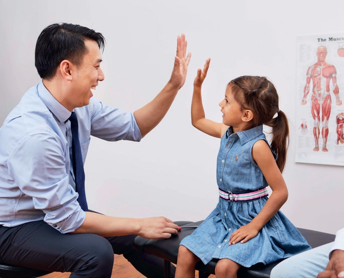 Quelle est la largeur de bretelle suggérée pour le sac à dos ?
