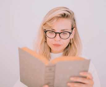 Quelle habitude de lecture favorise une bonne posture du cou ?