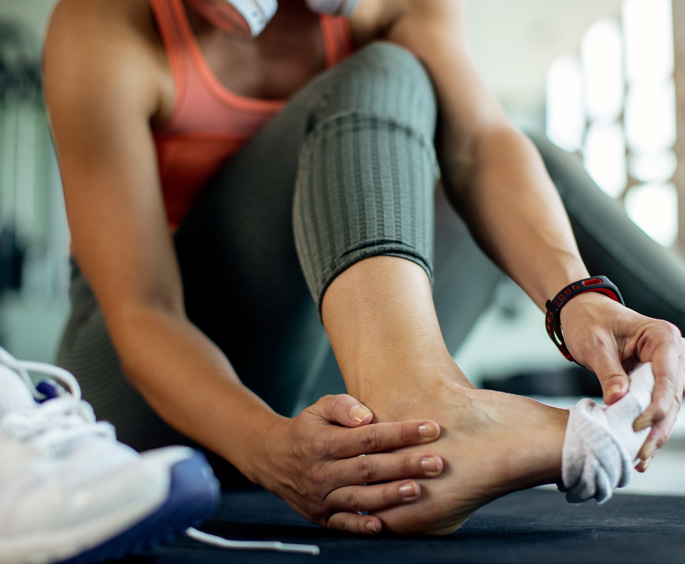 Une entorse peut être causée par :