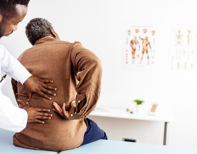 Pour favoriser une posture adéquate, la chaise de travail doit être ajustable : 